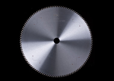 La circulaire en bois en acier de coupe scie la lame usiner des pièces 305mm avec des astuces de Ceratizit